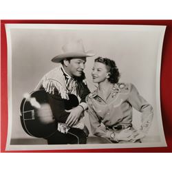 ROY ROGERS AND DALE EVANS VINTAGE PHOTO.
