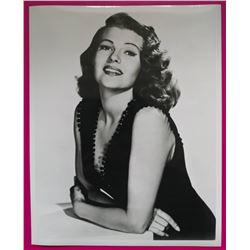 RITA HAYWORTH PORTRAIT PHOTO.