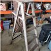 Image 2 : 5 FOOT WOOD A FRAME LADDER