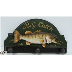 BIG CATCH HANGING FISH DÉCOR WITH HOOKS