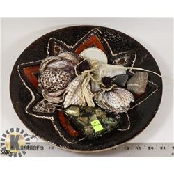 DECORATIVE CENTERPIECE WITH ACCENT DECOR PIECES