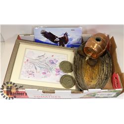 FLAT OF DECORATIVE HOUSEHOLD PIECES INCLUDING: