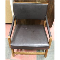 MID CENTURY MODERN LEATHER & WOOD ACCENT CHAIR