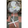 Image 1 : WHITE OSCILATING FLOOR FAN
