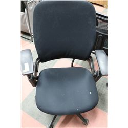 BLACK OFFICE CHAIR ON WHEELS WITH ADJUSTABLE LEVER