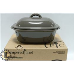 PAMPERED CHEF ROUND COVERED BAKER