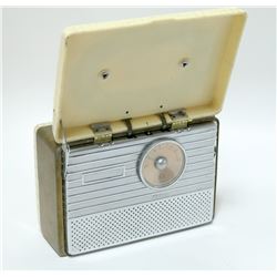 1940S RCA VICTOR PORTABLE TUBE RADIO CREAM
