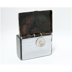 1940S RCA VICTOR PORTABLE TUBE RADIO RED
