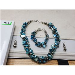 TURQUOISE COLOURED NECKALCE, BRACELET, AND EARRINGS (NEW)