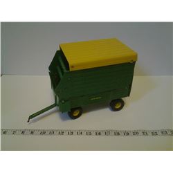 JOHN DEERE TRAILER (METAL AND PLASTIC)