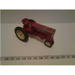 VINTAGE TRACTOR (MISSING STEERING WHEEL)