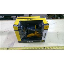 ERTL 1/16 SCALE JOHN DEERE 320D SKIDSTEER