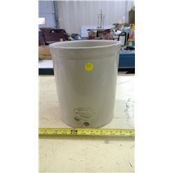 1 GALLON MEDALTA POTTERIES CROCK (NO CHIPS OR CRACKS)