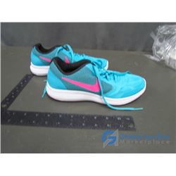 Women's Nike Runners Size 6 Teal Blue