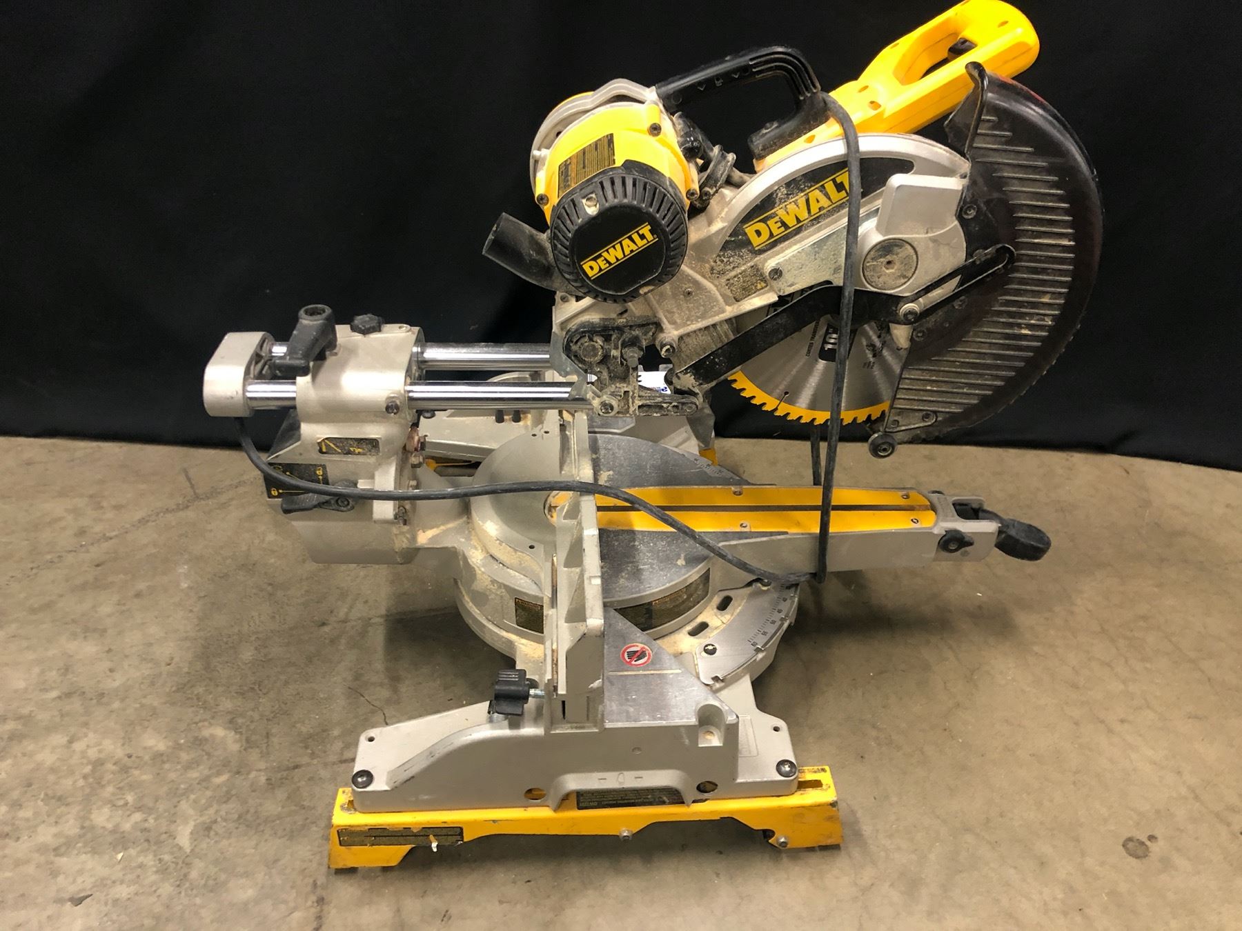 DEWALT DW717 DOUBLE BEVEL SLIDING COMPOUND MITER SAW Able Auctions