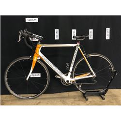 WHITE AND ORANGE CANNONDALE VITTORIA 20 SPEED ROAD BIKE WITH CLIP PEDALS, 60 CM FRAME SIZE,