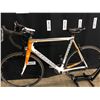 Image 2 : WHITE AND ORANGE CANNONDALE VITTORIA 20 SPEED ROAD BIKE WITH CLIP PEDALS, 60 CM FRAME SIZE,