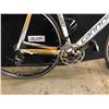 Image 8 : WHITE AND ORANGE CANNONDALE VITTORIA 20 SPEED ROAD BIKE WITH CLIP PEDALS, 60 CM FRAME SIZE,