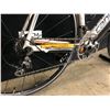 Image 9 : WHITE AND ORANGE CANNONDALE VITTORIA 20 SPEED ROAD BIKE WITH CLIP PEDALS, 60 CM FRAME SIZE,