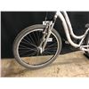 Image 2 : GREY TREK NAVIGATOR 2.0 21 SPEED FRONT SUSPENSION HYBRID CRUISER BIKE, 13.5"/34CM FRAME SIZE