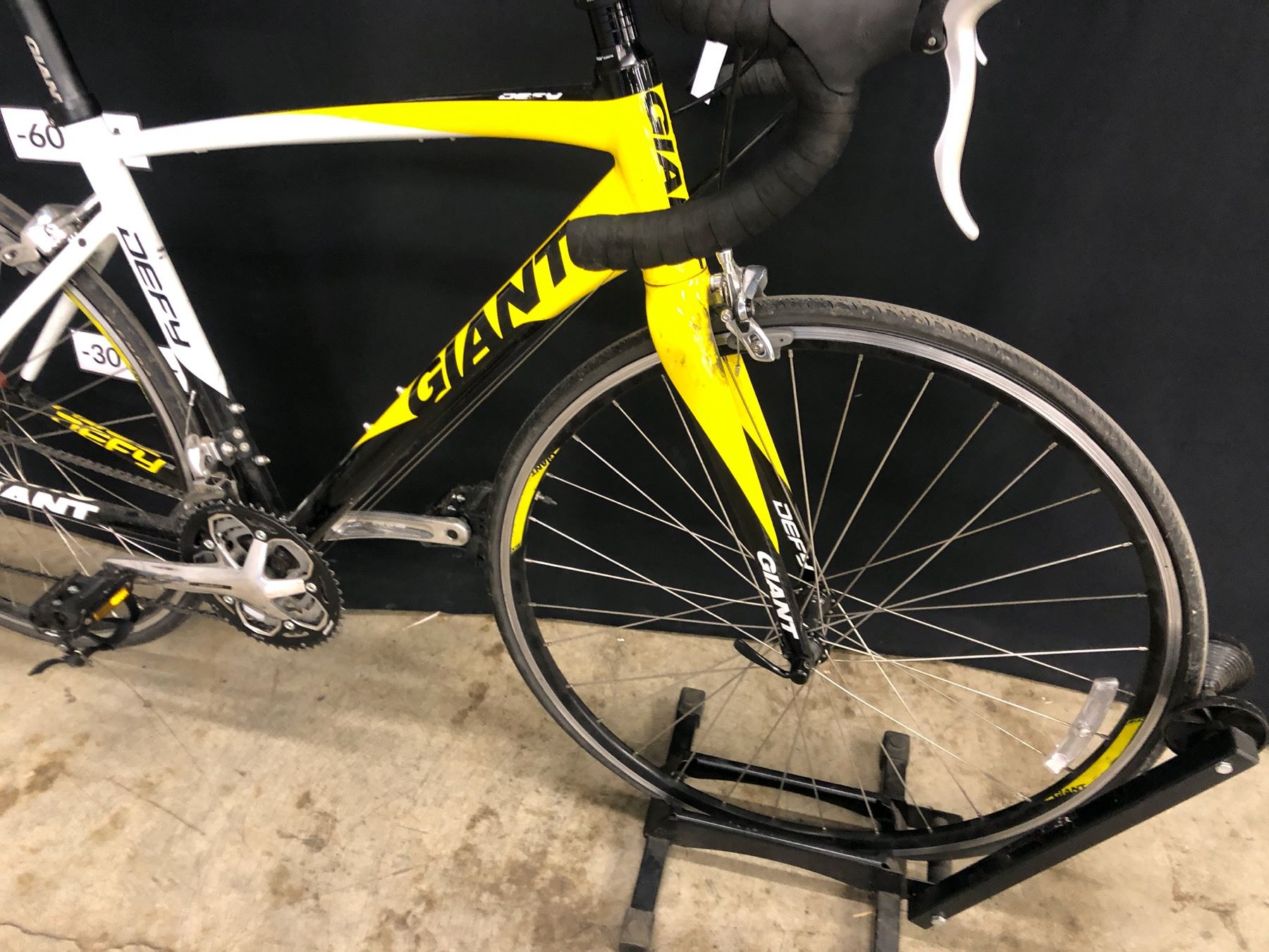 YELLOW AND BLACK GIANT DEFY 27 SPEED ROAD BIKE, MEDIUM FRAME SIZE