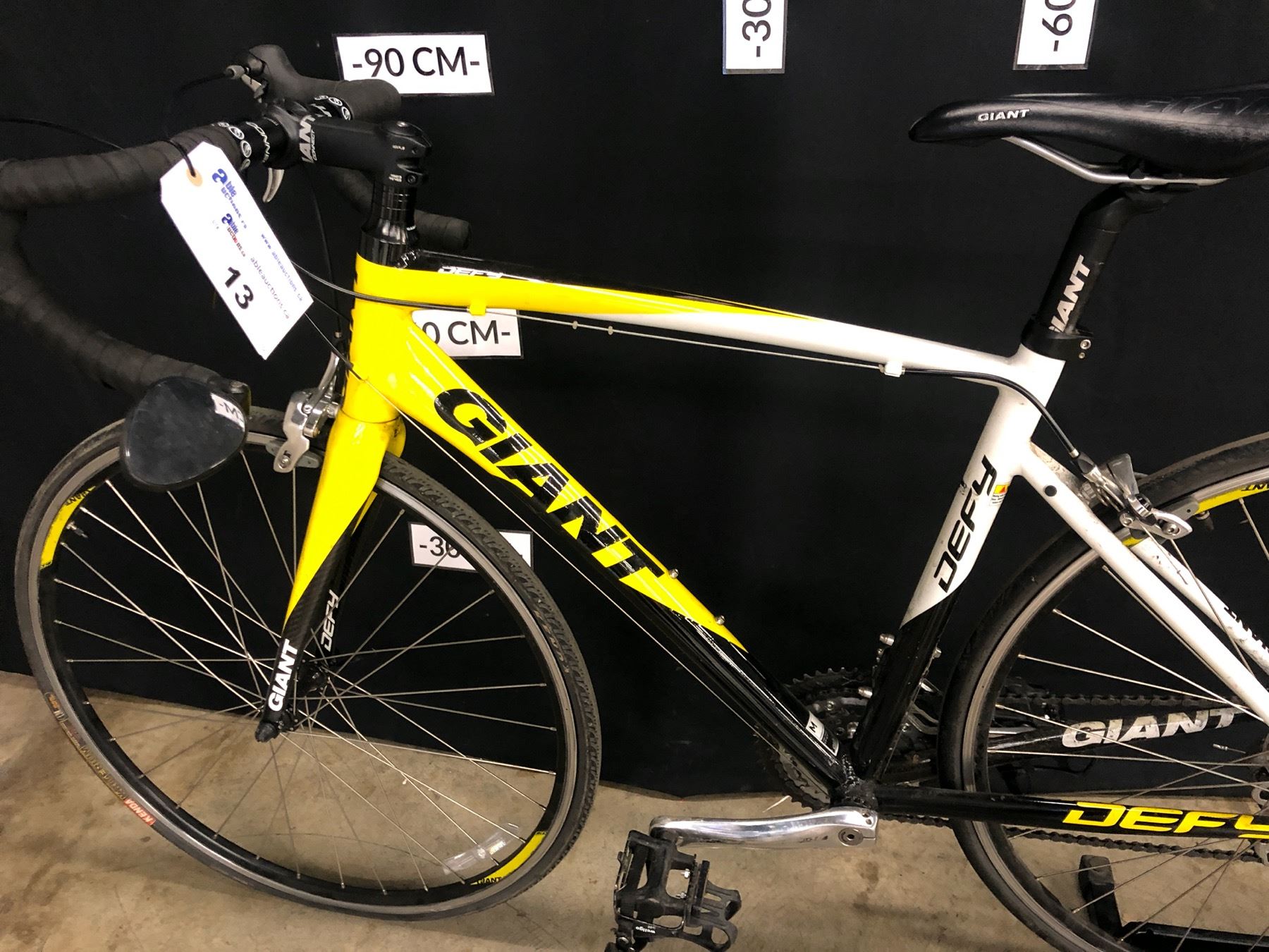 YELLOW AND BLACK GIANT DEFY 27 SPEED ROAD BIKE, MEDIUM FRAME SIZE