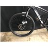 Image 2 : BLACK AND WHITE GIANT ATX 830 27 SPEED FRONT SUSPENSION MOUNTAIN BIKE WITH FRONT AND REAR DISC