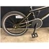 Image 8 : GREEN SCHWINN BMX BIKE FRONT AND REAR BRAKES AND GYRO, REAR BRAKE LINE CUT, GYRO/BRAKES NEED