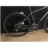 Image 8 : BLUE KONA DEWEY 24 SPEED HYBRID TRAIL BIKE WITH FRONT AND REAR DISC BRAKES, STANDOVER HEIGHT: 75 CM