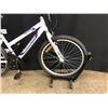 Image 8 : WHITE SUPERCYCLE SC1800 18 SPEED YOUTH SIZE MOUNTAIN BIKE, FRONT DERAILLEUR STUCK/NOT WORKING,