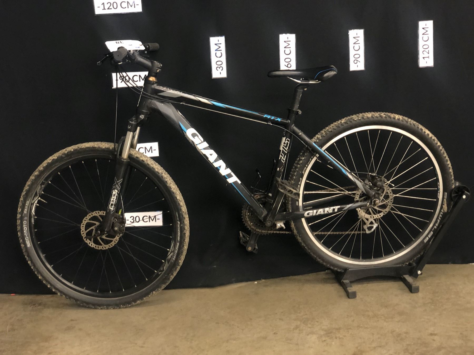 BLACK GIANT ATX 21 SPEED FRONT SUSPENSION MOUNTAIN BIKE WITH FRONT AND REAR DISC BRAKES, STANDOVER