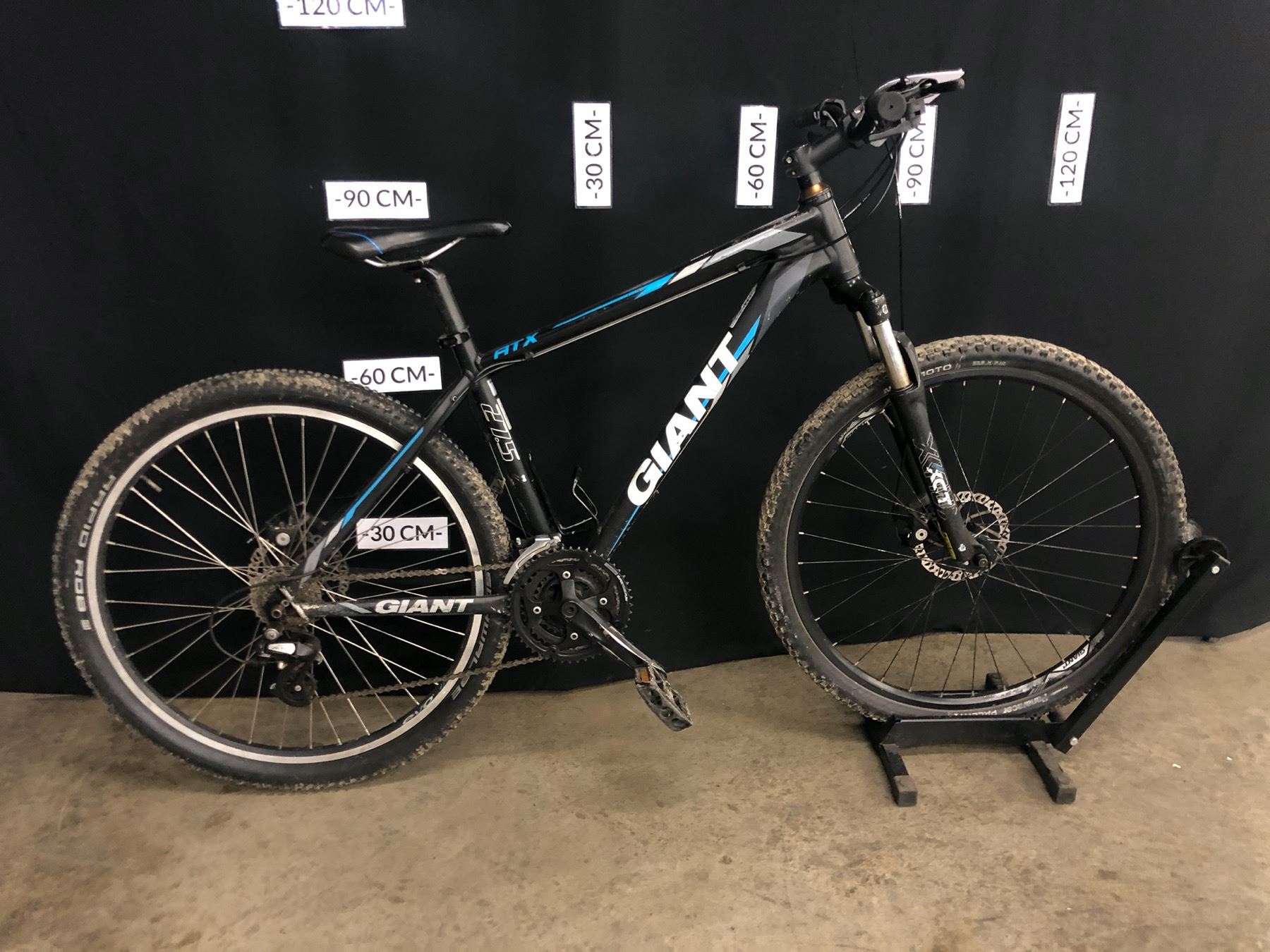 BLACK GIANT ATX 21 SPEED FRONT SUSPENSION MOUNTAIN BIKE WITH FRONT AND REAR DISC BRAKES, STANDOVER