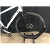 Image 8 : WHITE NORCO VFR5 24 SPEED HYBRID TRAIL BIKE WITH FRONT AND REAR DISC BRAKES, MEDIUM FRAME SIZE,