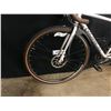 Image 2 : GREY NORCO SEARCH 20 SPEED HYBRID ROAD BIKE, FRONT AND REAR DISC BRAKES, REAR DISC MISSING BUT