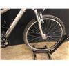 Image 8 : GREY MARIN STINSON 21 SPEED FRONT SUSPENSION HYBRID CRUISER BIKE, HANDLEBARS LOOSE, REAR BRAKE