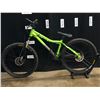 Image 1 : GREEN JAMIS KOMODO 16 SPEED FRONT SUSPENSION MOUNTAIN BIKE WITH FRONT AND REAR DISC BRAKES, SHIFTER