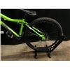 Image 3 : GREEN JAMIS KOMODO 16 SPEED FRONT SUSPENSION MOUNTAIN BIKE WITH FRONT AND REAR DISC BRAKES, SHIFTER