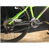 Image 8 : GREEN JAMIS KOMODO 16 SPEED FRONT SUSPENSION MOUNTAIN BIKE WITH FRONT AND REAR DISC BRAKES, SHIFTER