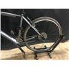 Image 3 : GREY EVO GRAND RAPID 21 SPEED HYBRID TRAIL BIKE, LARGE/20" FRAME SIZE, MINOR BEND IN FRONT RIM