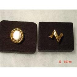 Lot of 2 TRIFARI RINGs gold White glass lucite #872549
