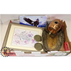 FLAT OF DECORATIVE HOUSEHOLD PIECES INCLUDING: