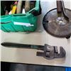 Image 2 : GREEN BIN OF HAMMERS AND HAND TOOLS
