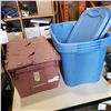 Image 1 : 4 TOTES 3 W/ LIDS AND 1 W/ BUILT IN LID