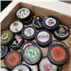 Image 2 : 30 VINTAGE COLLECTIBLE HOCKEY PUCKS