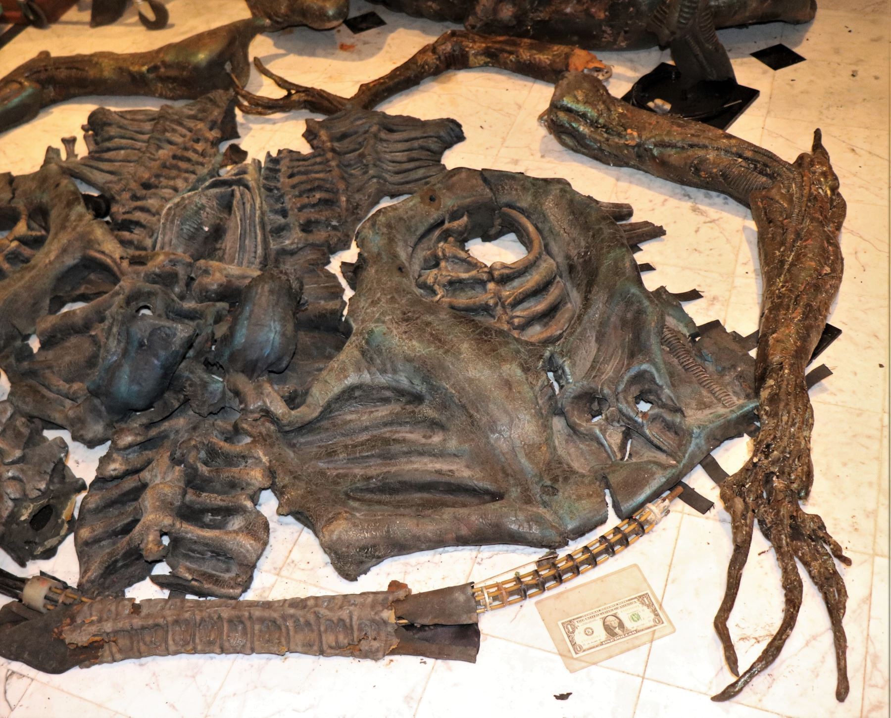 ALIEN RESURRECTION SCREEN MATCHED ALIEN QUEEN THAT GIVES BIRTH TO NEWBORN