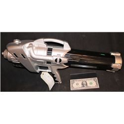 MEN IN BLACK II SCREEN USED GUN USED FOR CGI THEN SET