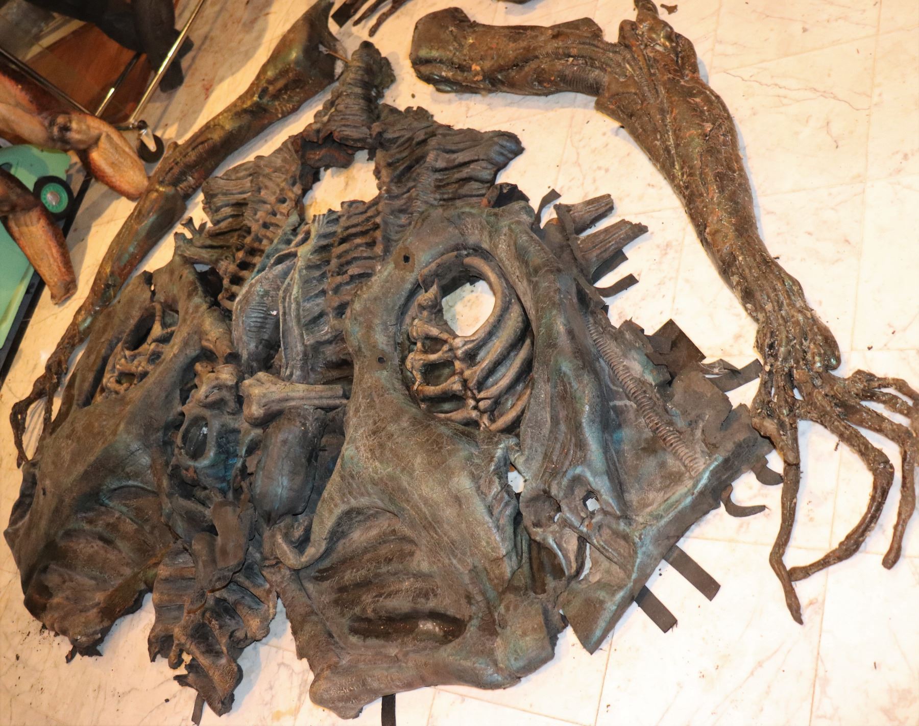 ALIEN RESURRECTION SCREEN MATCHED ALIEN QUEEN THAT GIVES BIRTH TO NEWBORN