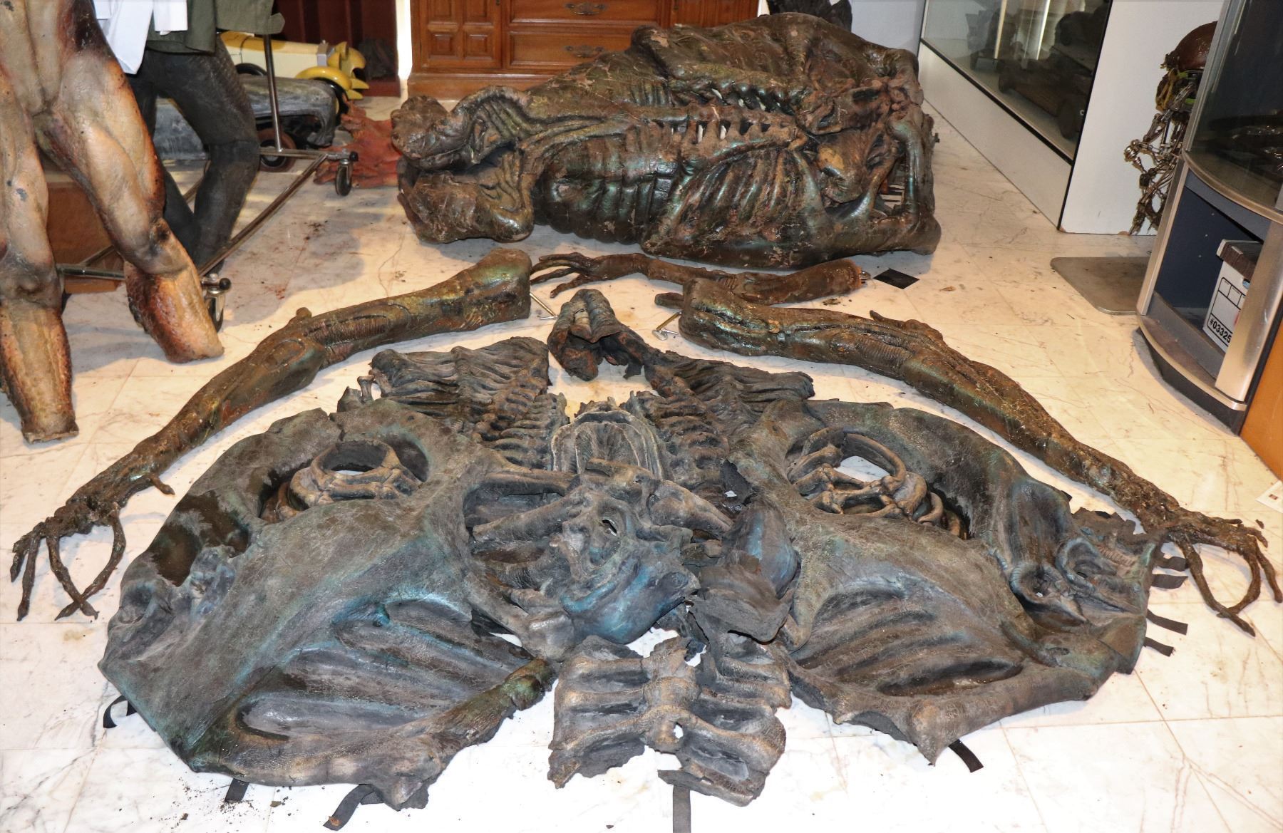 ALIEN RESURRECTION SCREEN MATCHED ALIEN QUEEN THAT GIVES BIRTH TO NEWBORN