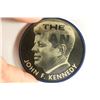 Image 1 : 3'' 1960 JOHN F. KENNEDY FLASHER BUTTON VARI-VUE