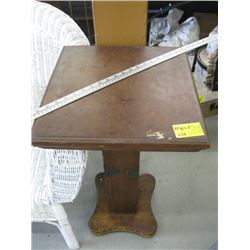 SMALL SINGLE PEDESTAL TABLE